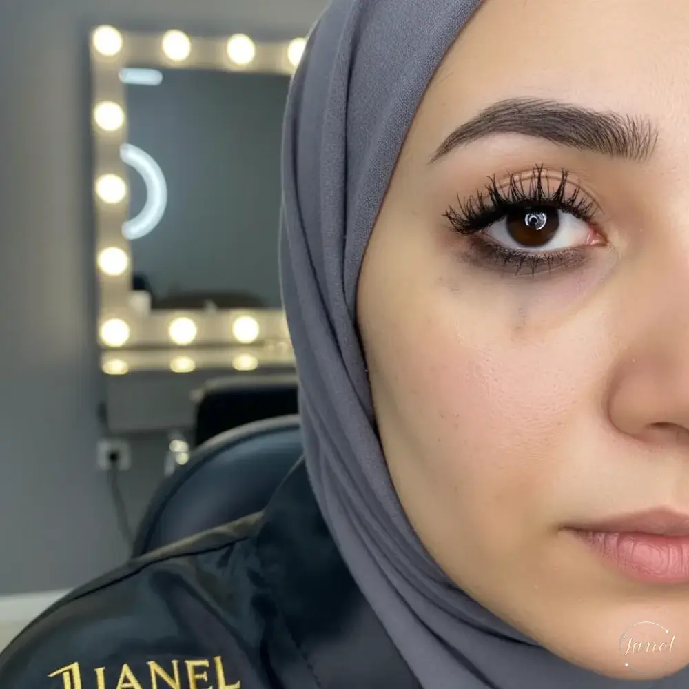 چشمها قربانیان خاموش خوابیدن با آرایش چشمها قربانیان خاموش خوابیدن با آرایش