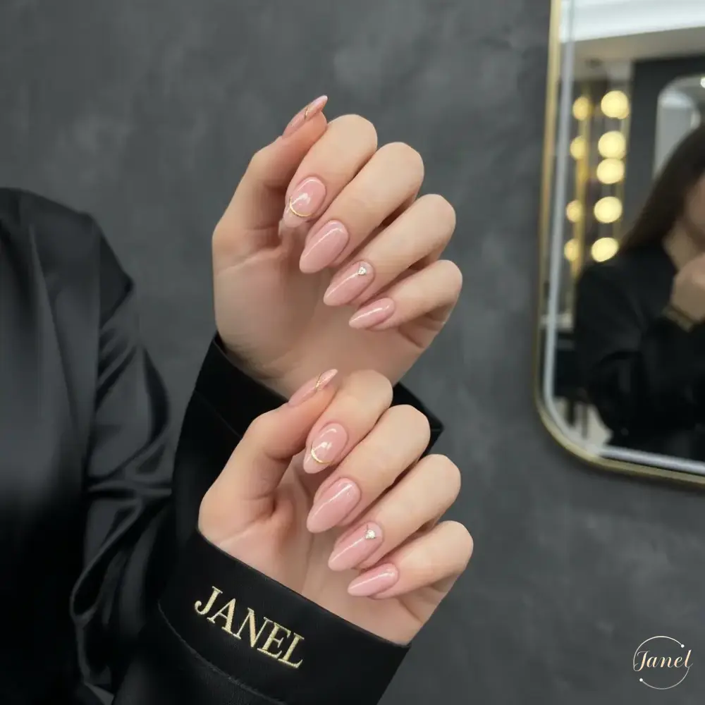 چرا فرم بادامی کوتاه پادشاه فرمهای ناخن است چرا فرم بادامی کوتاه پادشاه فرمهای ناخن است