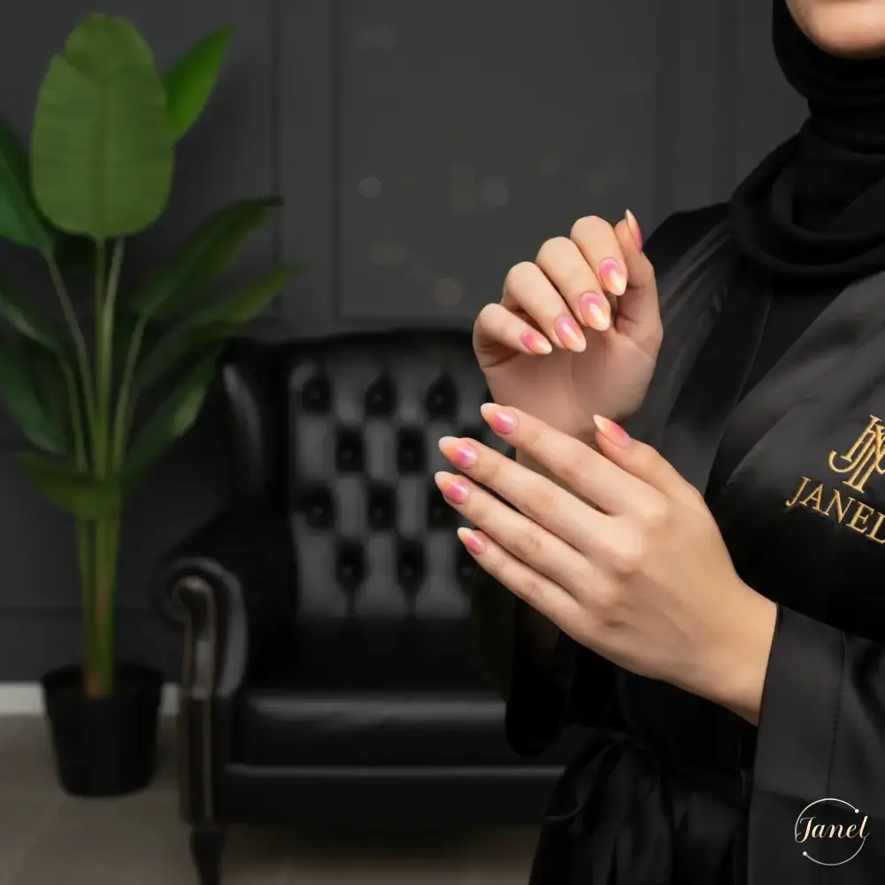 چرا طراحی ناخن هاله Aura پرطرفدارترین ترند ۲۰۲۵ است چرا طراحی ناخن هاله Aura پرطرفدارترین ترند ۲۰۲۵ است