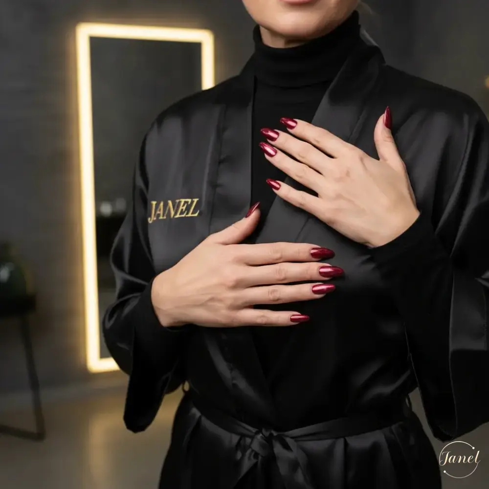 طرح ناخن قرمز یلدایی درمشهد طرح ناخن قرمز یلدایی درمشهد