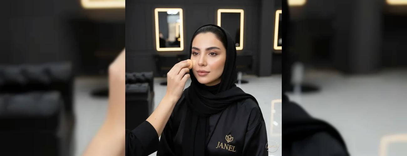 چرا کرم پودر روی صورتم می‌ماسد یا تیره می‌شود؟ (راه حل قطعی + آموزش میکاپ)