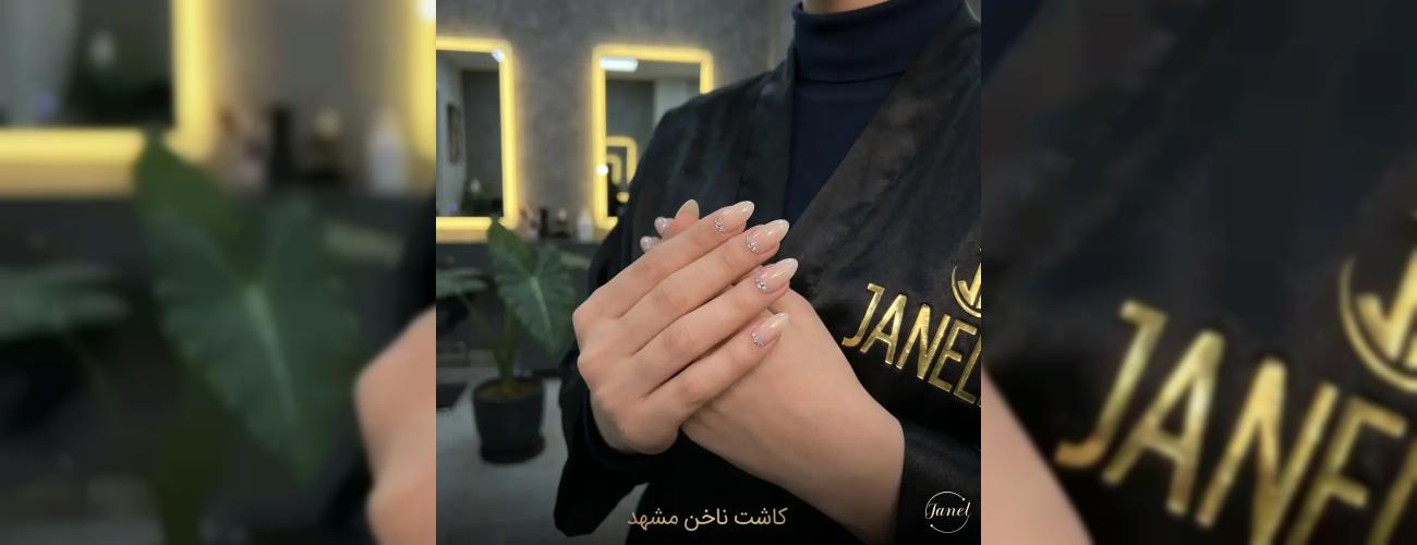 استفاده از نگین‌های ریز در گوشه ناخن برای ظاهر مجلسی