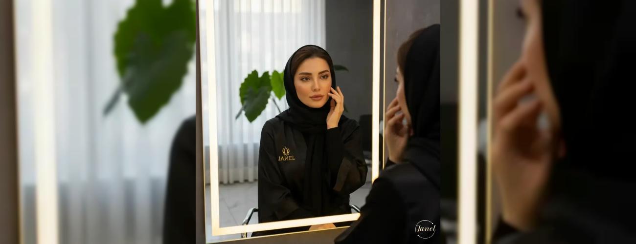 چرا کرم پودر روی صورت می‌ماسد؟ راز یک میکاپ حرفه‌ای در مشهد با پوست مخملی