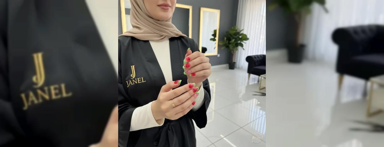 جذاب‌ترین ایده‌های ناخن یلدایی ۱۴۰۴ + معرفی بهترین مرکز کاشت ناخن مشهد