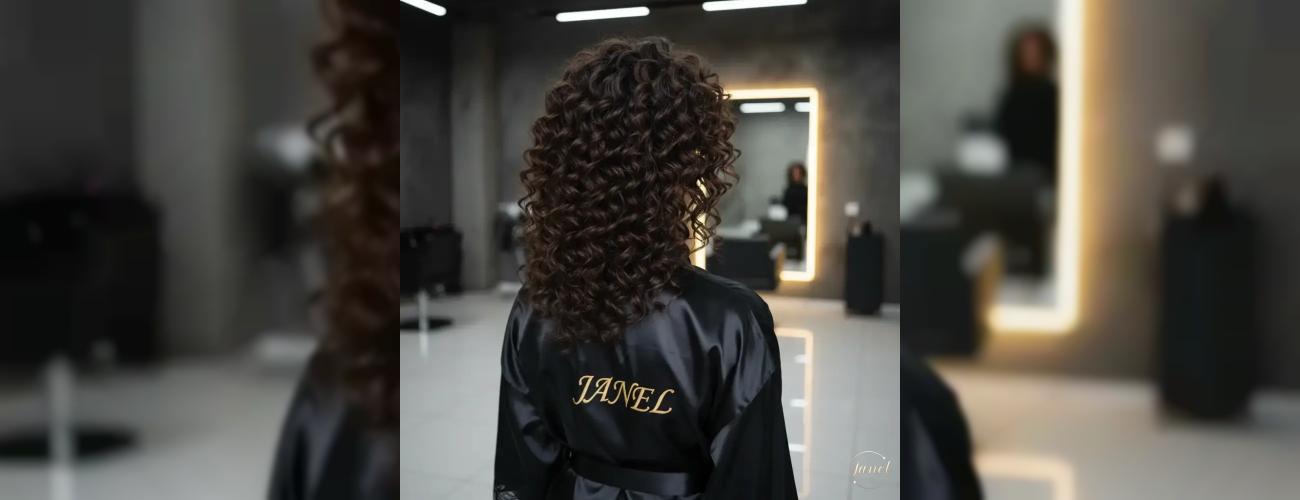 کوتاهی موی فر: چرا تیغ و پیتاژ فرهای شما را نابود می‌کند؟ | راهنمای تخصصی سالن جانل مشهد