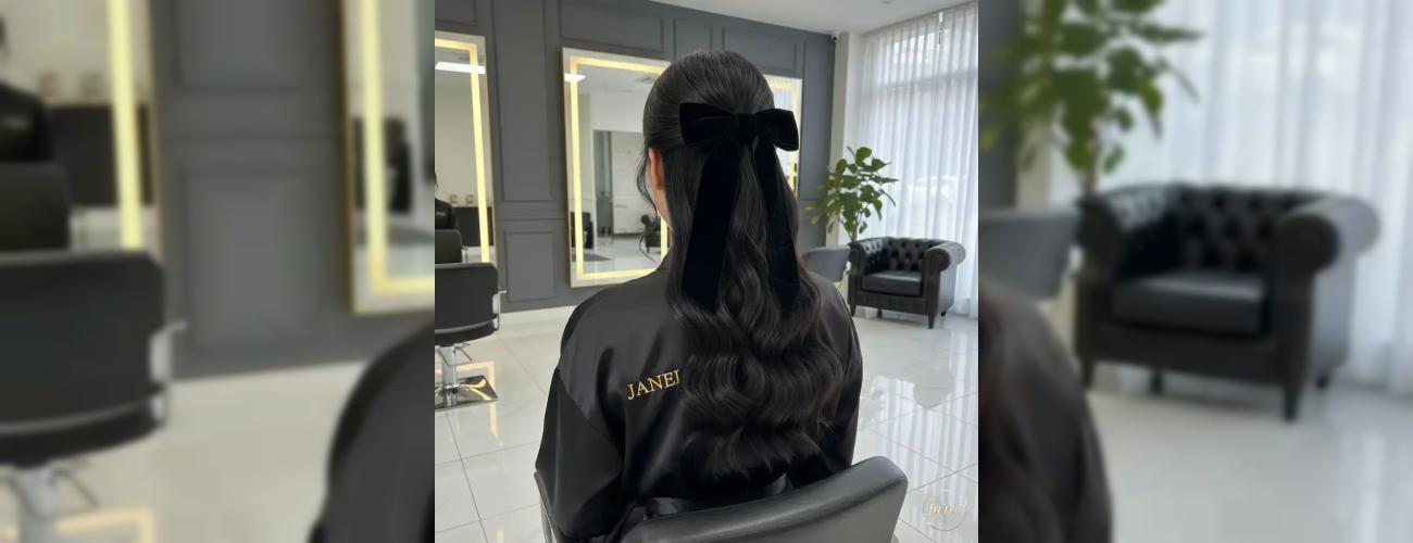 بازگشت اکسسوری‌های مرواریدی و پاپیون استایل “Coquette” را روی موهایتان پیاده کنید | ترند جذاب مو در مشهد