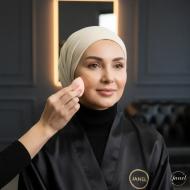 آیا آرایش، چروک‌های شما را بیشتر نشان می‌دهد؟ (۵ تکنیک طلایی میکاپ حرفه‌ای برای پوست‌های بالغ در مشهد)