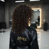 کوتاهی موی فر: چرا تیغ و پیتاژ فرهای شما را نابود می‌کند؟ | راهنمای تخصصی سالن جانل مشهد