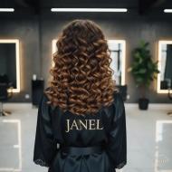 صاف کردن موی فر دائم: آیا اتوکشی به فر مو آسیب می‌زند؟ | راهنمای سالن جانل