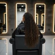 ریزش فر و باز شدن حالت مو: چرا فرهای من زود شل می‌شوند؟ | راهنمای سالن جانل مشهد