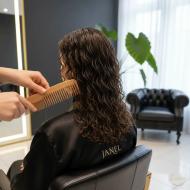 راهنمای جامع شانه زدن اصولی موی فر: معرفی شانه دندانه درشت و زمان طلایی شانه کردن