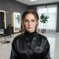 شنیون و عینک: راهنمای انتخاب مدل موی بی‌نقص برای هماهنگی با فریم عینک شما