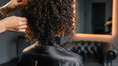 موهای فر را اتو نکنید! ۵ مدل شینیون “کِرلی نچرال” که امسال پینترست را منفجر کرد