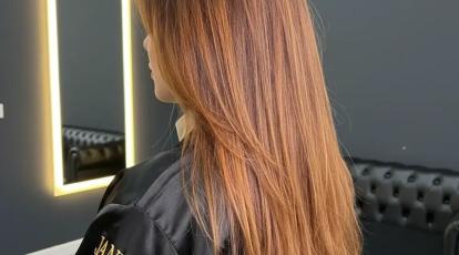 چگونه تناژ قرمزی و نارنجی مو را با “شامپو بنفش” از بین ببریم؟ [راهنمای نجات موهای دکلره]