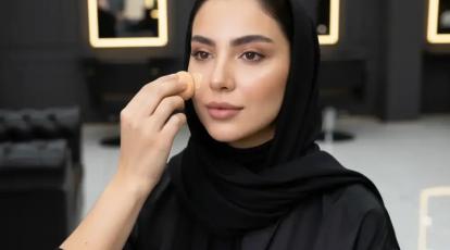 چرا کرم پودر روی صورتم می‌ماسد یا تیره می‌شود؟ (راه حل قطعی + آموزش میکاپ)