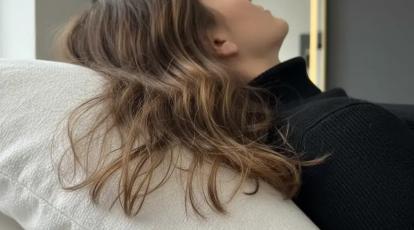 روبالشی نخی قاتل خاموش موهای شما! چرا برای درمان وز و موخوره باید روی ساتن بخوابید؟