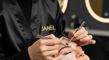 کاشت مژه در مشهد: مژه‌هایی پرپشت و رویایی با اکستنشن والیوم در سالن جانل