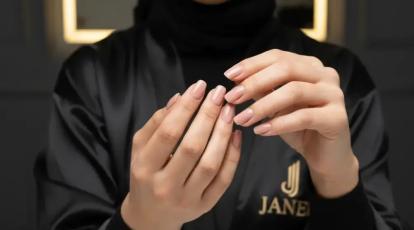 لمینت ناخن چیست؟ معجزه استحکام و زیبایی طبیعی برای ناخن‌های شکننده