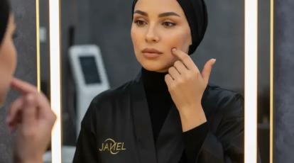 آب یا آبرسان؟ درمان قطعی تفاوت پوست خشک و کم آب درمشهد (راز پوست شیشه‌ای)