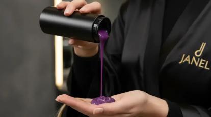 شامپو بنفش نجات‌دهنده یا مخرب؟ آموزش حرفه‌ای و طرز استفاده شامپو بنفش درمشهد (بدون تغییر رنگ)