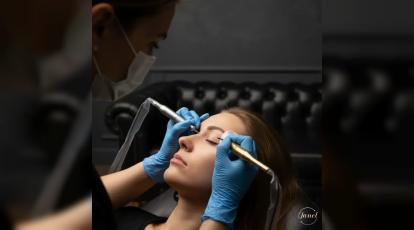 تاتو خط چشم برای چشم‌های حساس و لنز دار در مشهد: خداحافظی با حساسیت‌های آرایشی