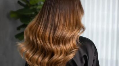 کالر ملتینگ (Color Melting) راز داشتن موهایی بدون خط مرزی با جذاب‌ترین تکنیک رنگ مو در مشهد