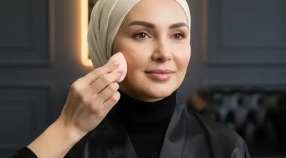 آیا آرایش، چروک‌های شما را بیشتر نشان می‌دهد؟ (۵ تکنیک طلایی میکاپ حرفه‌ای برای پوست‌های بالغ در مشهد)