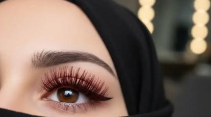 اکستنشن مژه اسپایکی رنگی جسارت رنگ قرمز تیره  بهترین مرکز اکستنشن مژه اسپایکی درمشهد