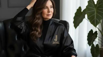 رنگ موی مناسب سن کدام رنگ‌ها چهره را جوان‌تر و شاداب‌تر نشان می‌دهند؟ + رازهای انتخاب رنگ