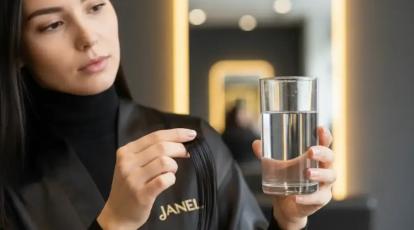 تست «تخلخل مو» در خانه با یک لیوان آب رازی که آرایشگرتان نگفته! + تست سلامت مو در مشهد