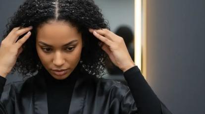 شوره سر یا خشکی پوست سر؟ تشخیص تفاوت‌ها و درمان شوره سر درمشهد