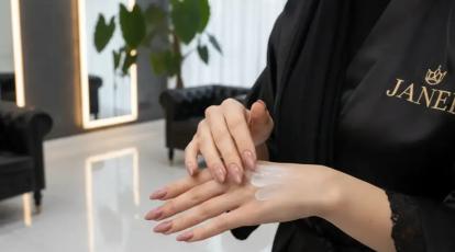 راز داشتن پوستی شیشه‌ای: تاثیر معجزه‌آسای تونر، شوینده، آبرسان و ضدآفتاب + راهنمای روتین پوستی مشهد