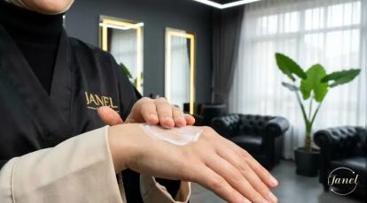 انتخاب بهترین کرم پودر و مرطوب کننده؛ نقد و بررسی برندهای برتر (کاپرا، گابرینی، کلینیک و کوزارکس) | سالن زیبایی جانل