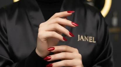 ناخن کروم قرمز آتشین جسارت و درخشش تخصصی‌ترین کاشت ناخن کروم در مشهد