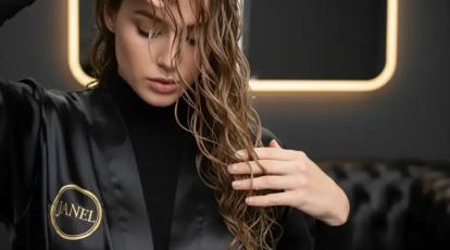 روغن مو یا سرم مو؟ راز سلامتی تارهای خیس و خشک + تفاوت روغن و سرم مو درمشهد