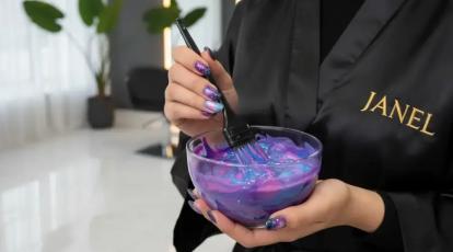 رنگ موهای فانتزی و کهکشانی؛ جسارت زیبایی یا تهدید سلامت مو؟ (راهنمای رنگ مو مشهد ۱۴۰۴)