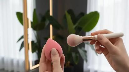 بیوتی بلندر یا براش؟ کدام یک برای زدن کرم پودر بهتر است؟ (راز مخملی شدن پوست)