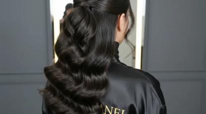 راز هماهنگی مو و لباس کدام شنیون برای یقه دکلته، هفت و قایقی مناسب است؟ + راهنمای تصویری