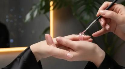 کاشت ناخن رابر بیس (Rubber Base) معجزه لمینت منعطف برای ناخن‌های شکننده