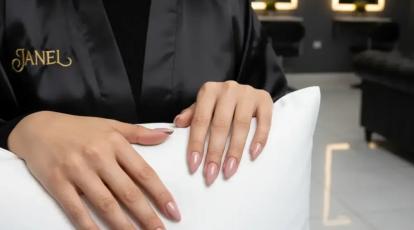 راز پوست آینه‌ای؛ چرا روبالشی شما دشمن زیبایی‌تان است؟ (راهنمای کامل + فشیال مشهد)