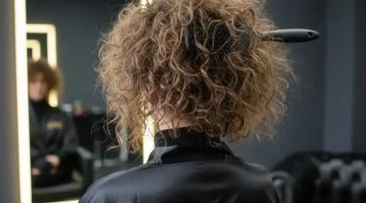 ۵ اشتباه مرگبار که زیبایی موهای فر شما را نابود می‌کند (همراه با راهکار)