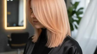 ترند جذاب رنگ موی «هلویی مخملی» (Peach Fuzz) راز زیبایی رنگ سال پنتون روی موها