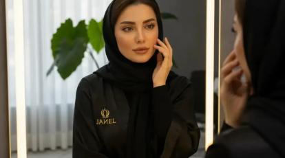 چرا کرم پودر روی صورت می‌ماسد؟ راز یک میکاپ حرفه‌ای در مشهد با پوست مخملی