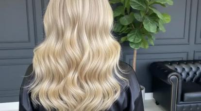 رنگ موی «وانیلا باتر» (Vanilla Butter Blonde) درخشش طلایی و کرمی (مرکز رنگ مو بلوند در مشهد)