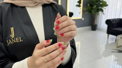 جذاب‌ترین ایده‌های ناخن یلدایی ۱۴۰۴ + معرفی بهترین مرکز کاشت ناخن مشهد
