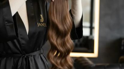 نبرد زیبایی اکستنشن موقت (کلیپسی) یا دائم؟ راهنمای جامع انتخاب بهترین روش برای موهای شما در ۱۴۰۴