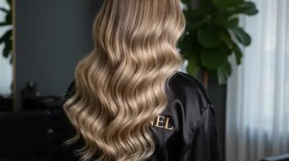 رنگ موی «بالیاژ برزیلی» کنتراست شدید ریشه و ساقه + جذاب‌ترین ترند سال