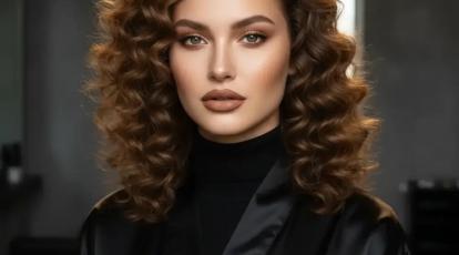 بازگشت استایل‌های دهه ۹۰ در میکاپ و موی امسال خداحافظی با مینیمالیسم سلام بر خط لب‌های تیره و موهای پرحجم!