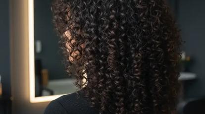 پروتئین تراپی موهای فر در مشهد خداحافظی با وز مو، سلام به فرهای فنری و خوش‌حالت!