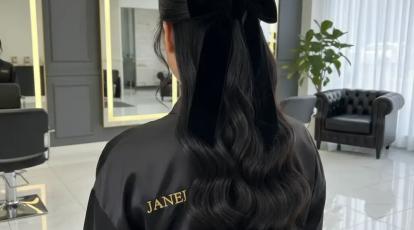 بازگشت اکسسوری‌های مرواریدی و پاپیون استایل “Coquette” را روی موهایتان پیاده کنید | ترند جذاب مو در مشهد